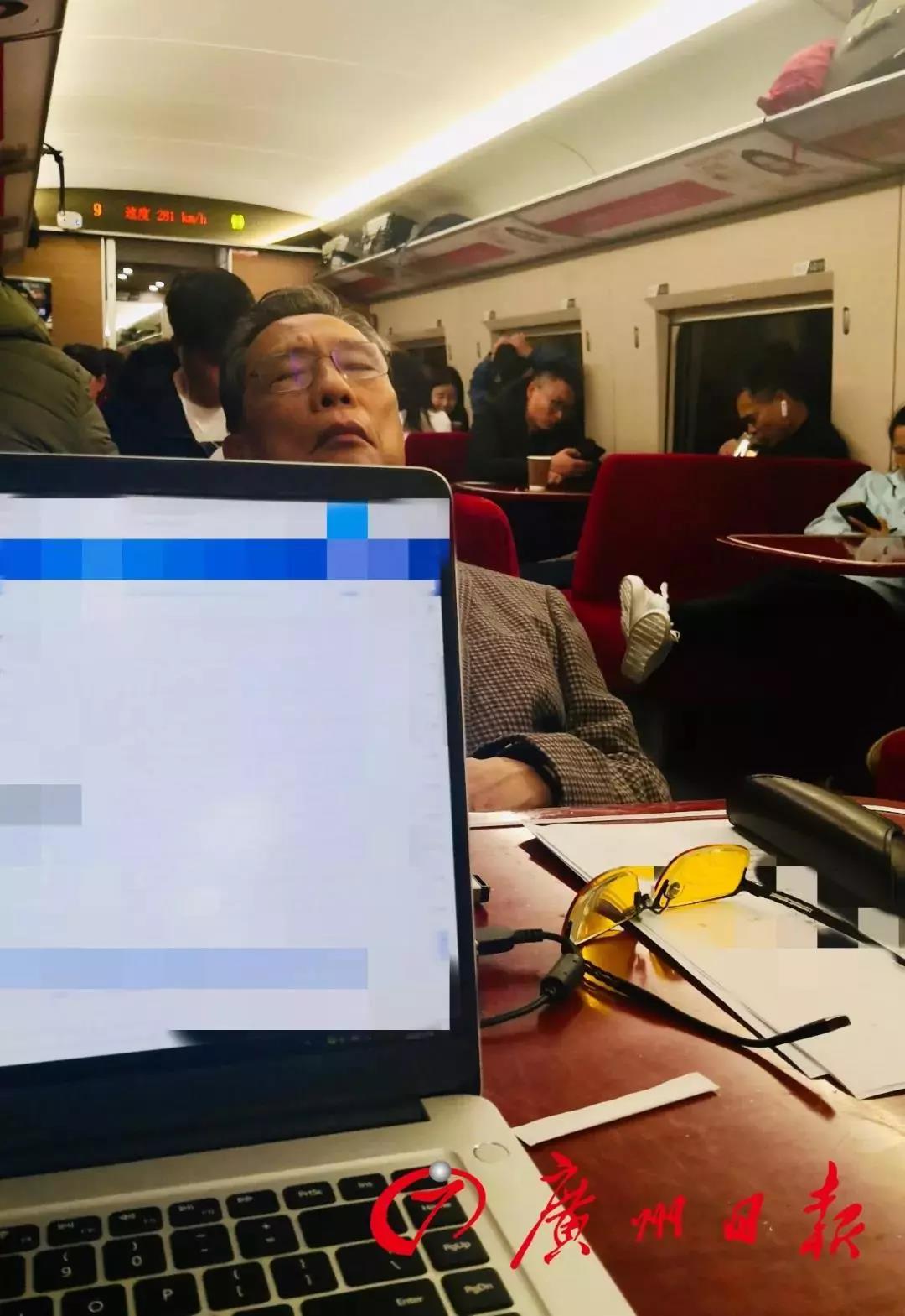 這10組刷屏照片看哭無數(shù)人！告訴孩子：如果有英雄，他們都是！