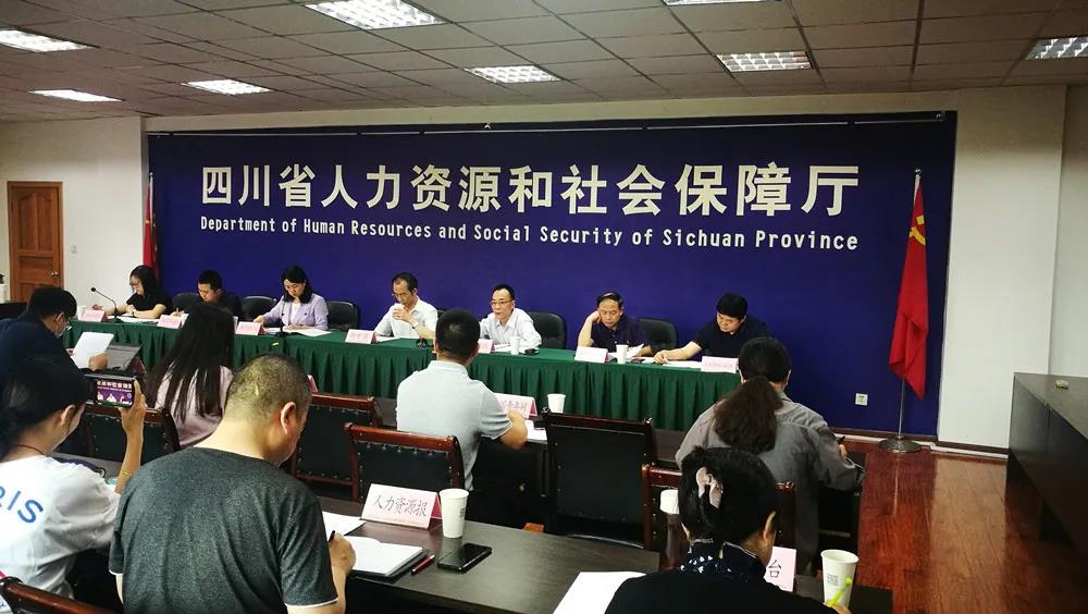 我省今年專升本計劃擴(kuò)大到了3.2萬名左右，研究生計劃擴(kuò)大到2萬人左右