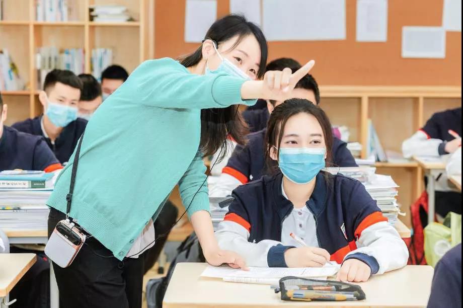 高考后學(xué)生為什么要扔書？如果不是因?yàn)橐锌肌⒏呖?，還會有多少學(xué)生愿意坐在教室里，安心聽老師講課？聽川師大李松林教授講答案