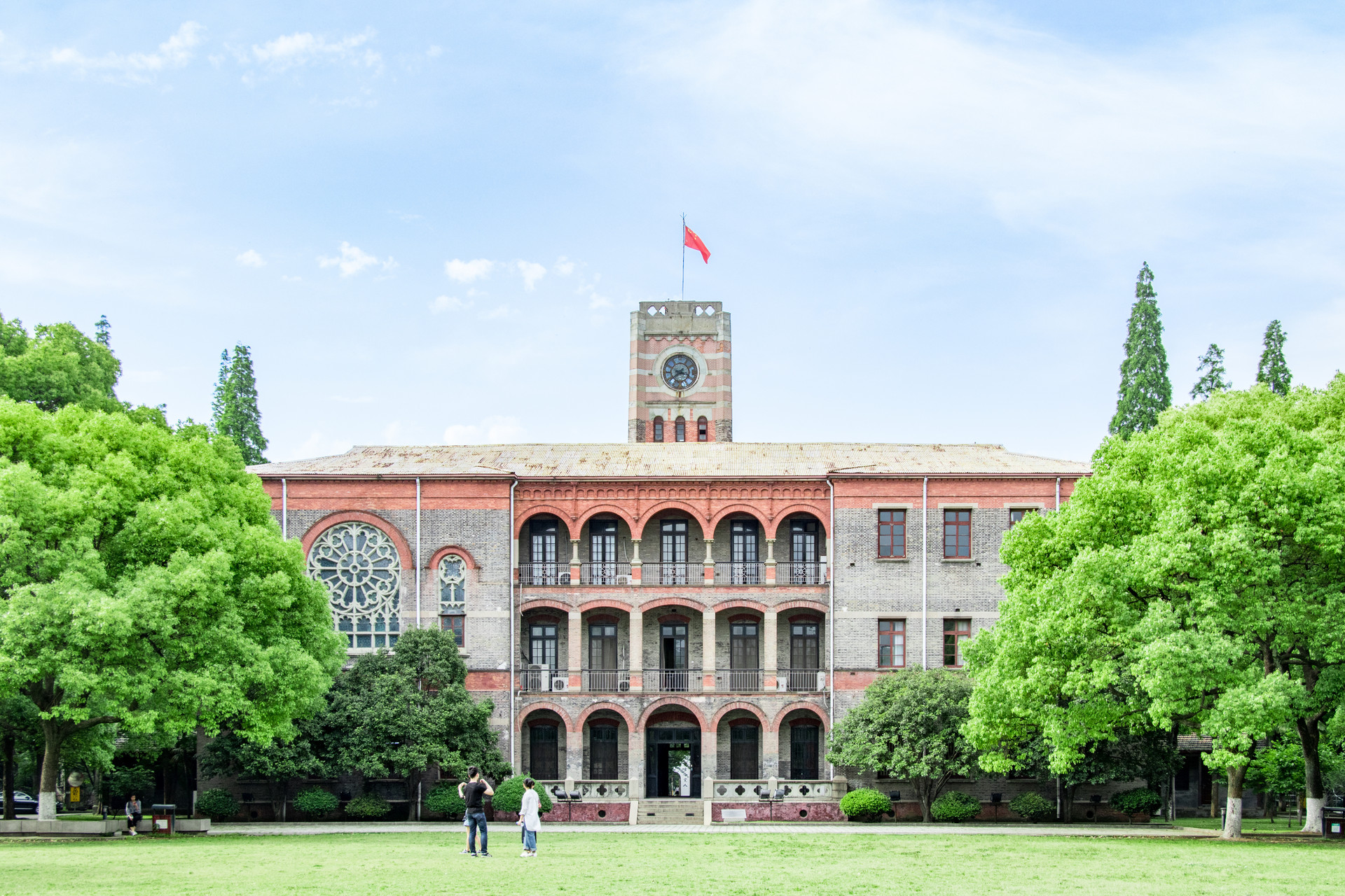 高三是選擇私立學(xué)校復(fù)讀還是選擇機(jī)構(gòu)復(fù)讀？